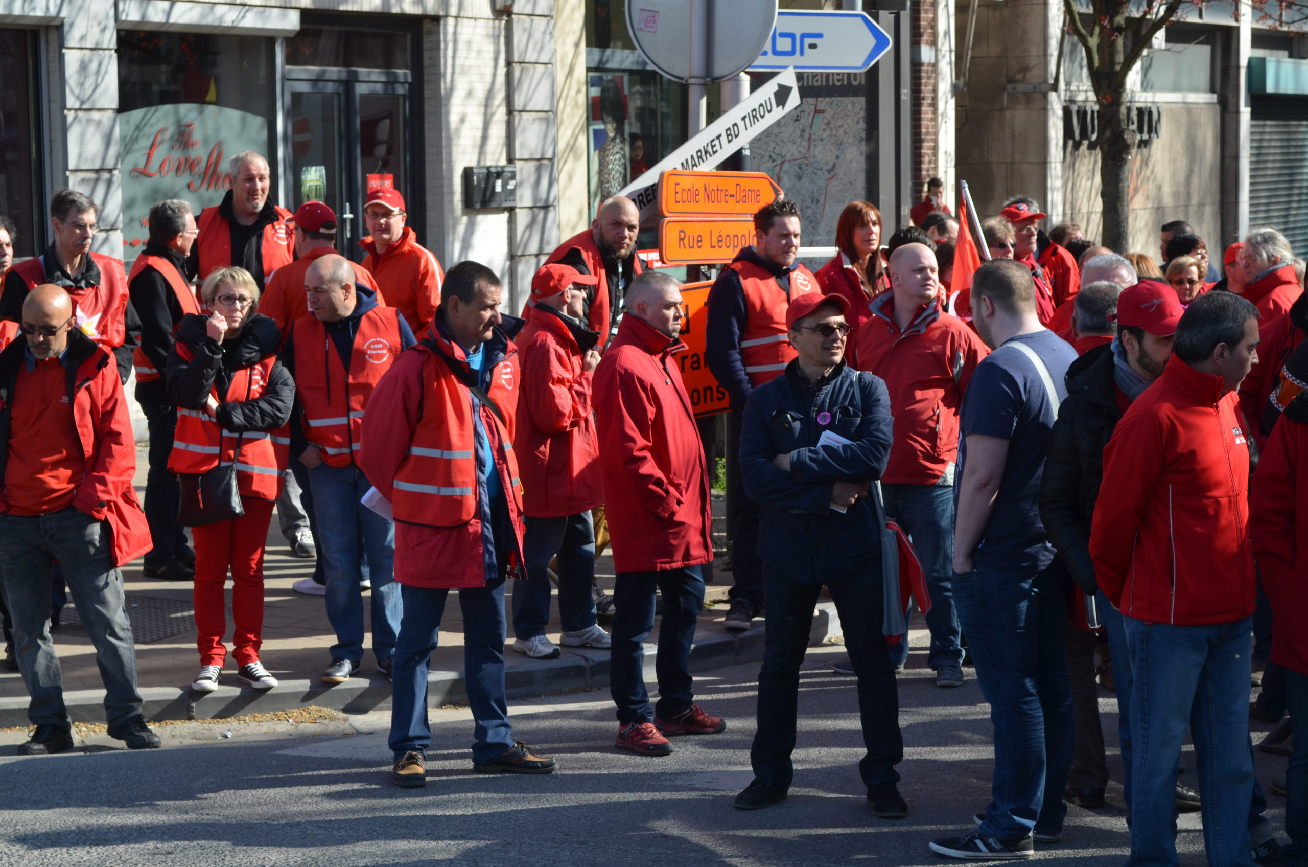 Un groupe de manifestants habillés en rouge