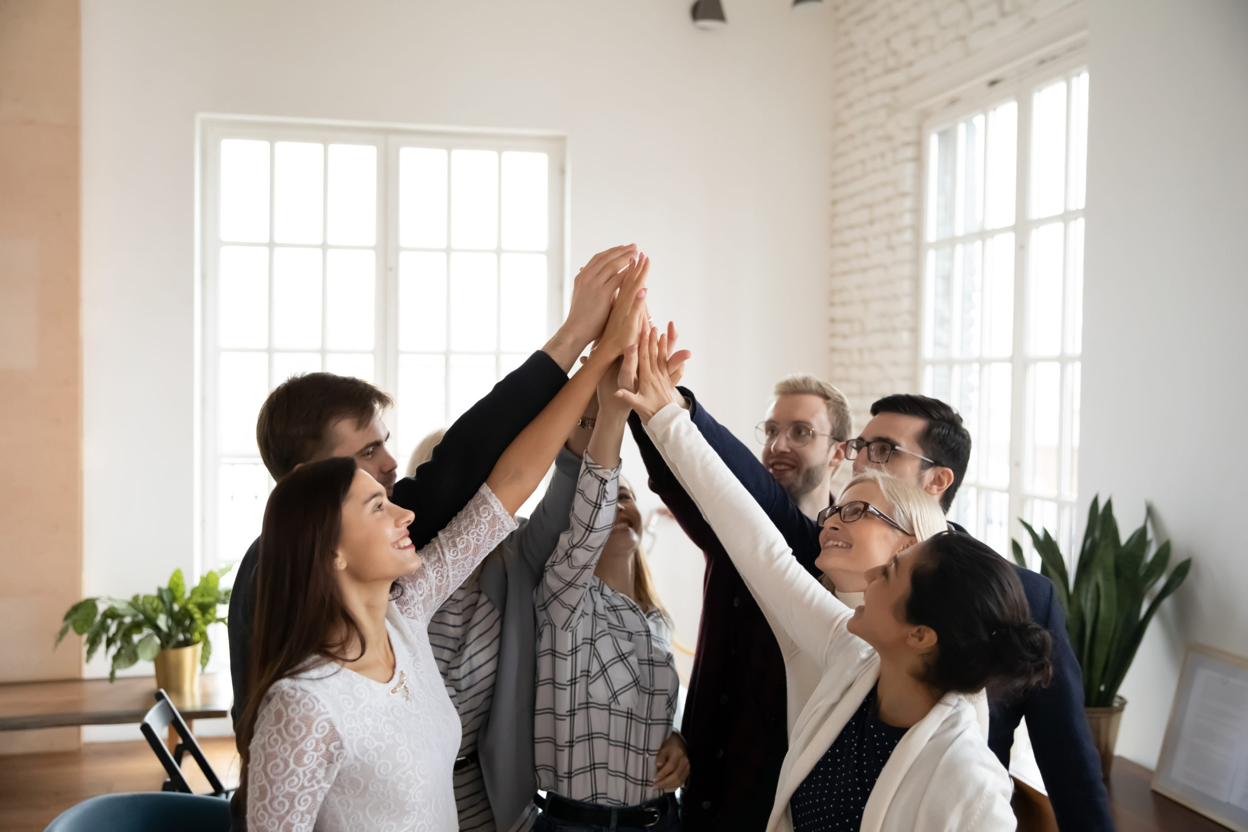 Une équipe se rassemble pour un high-five collectif