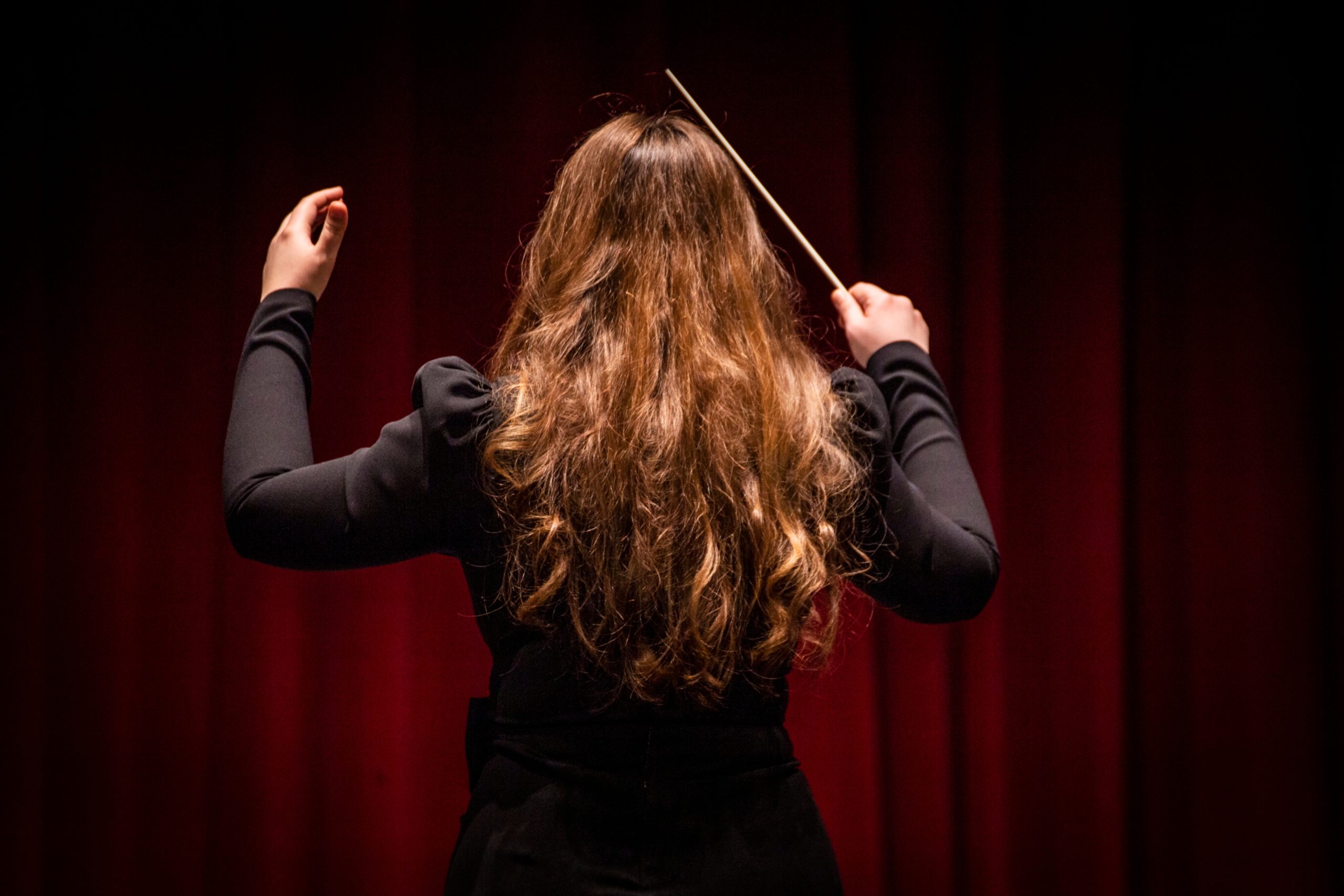 Un chef d'orchestre en train de diriger