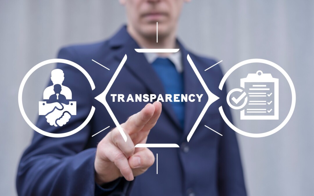 Une main appuie sur une vitre comportant une illustration "Transparency" entouré d'icônes représentant un partenariat et une liste de contrôle