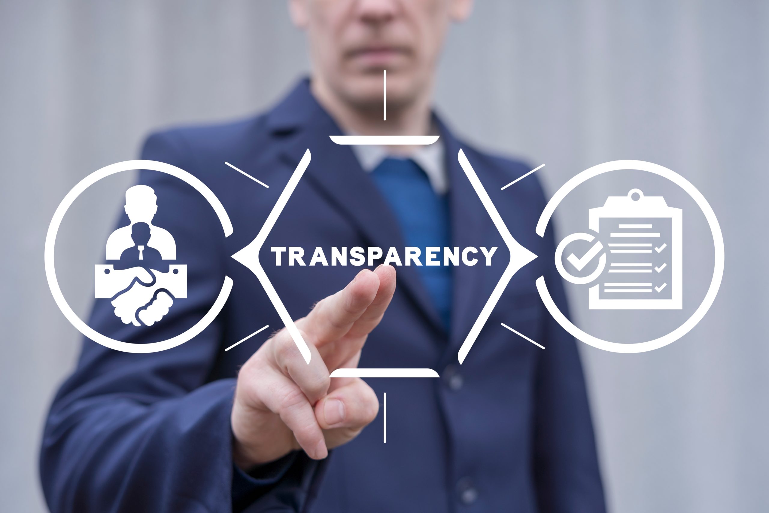 Une main appuie sur une vitre comportant une illustration "Transparency" entouré d'icônes représentant un partenariat et une liste de contrôle