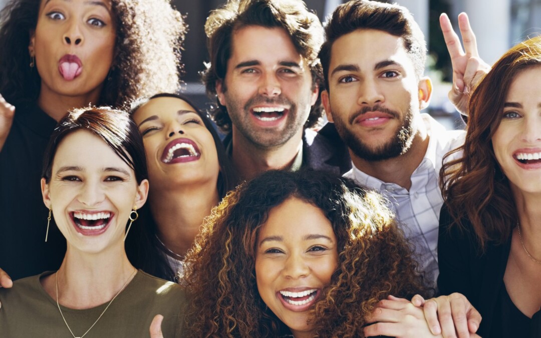 Un groupe de personnes souriant, partageant un moment de joie et de complicité