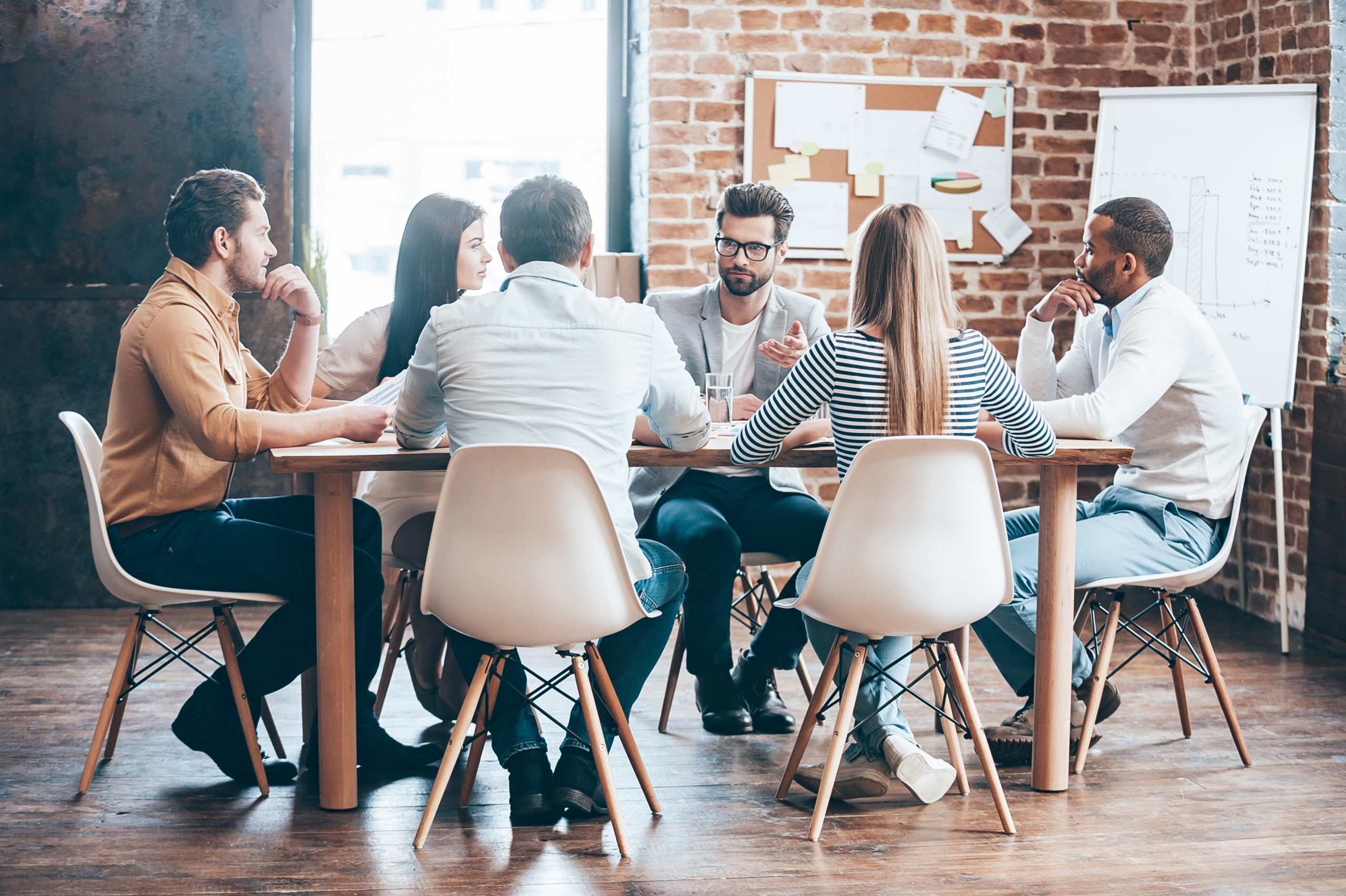 Réunion autour d'une table des collaborateurs en équipe