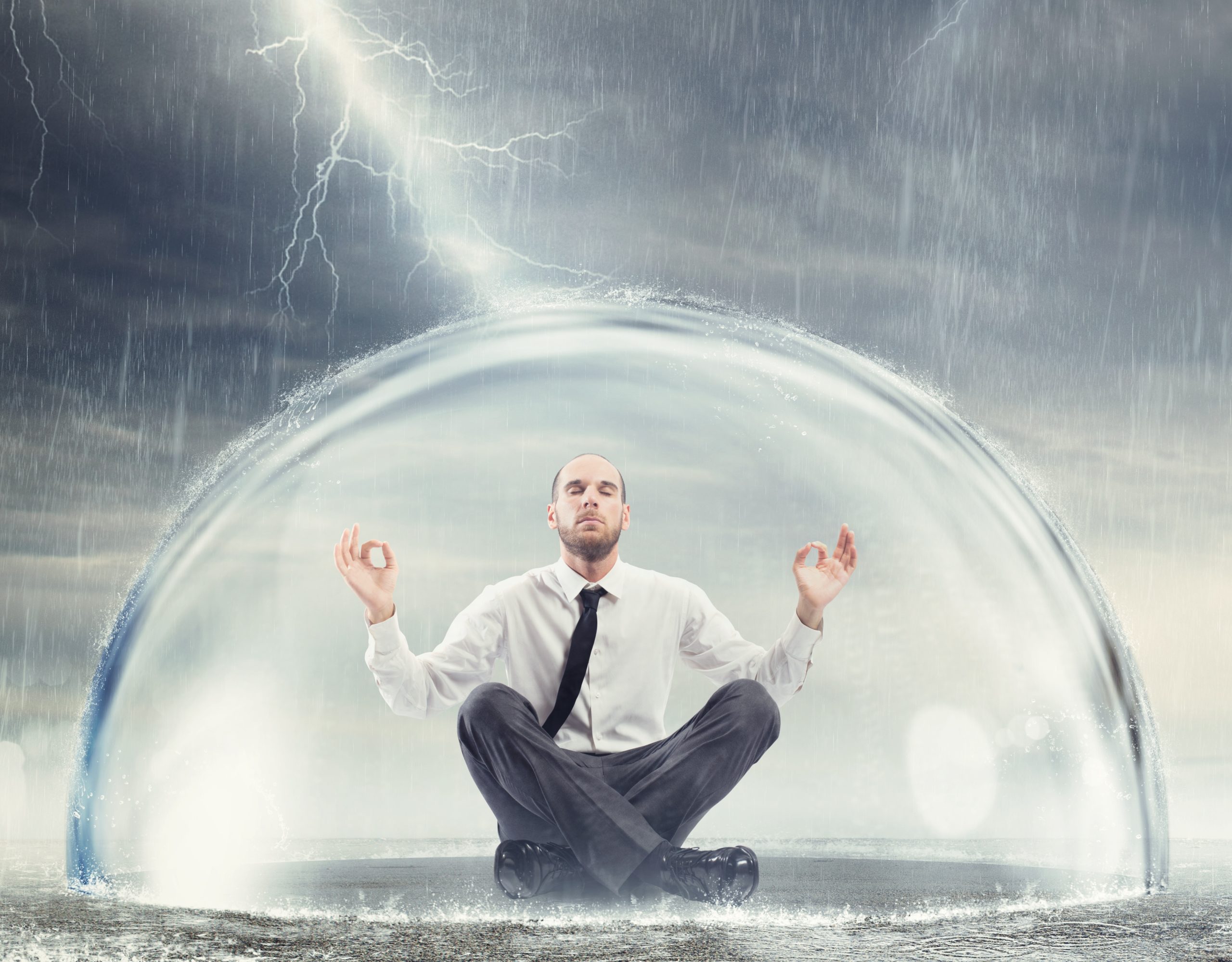 Un homme en costume assis en position de méditation sous un dôme transparent